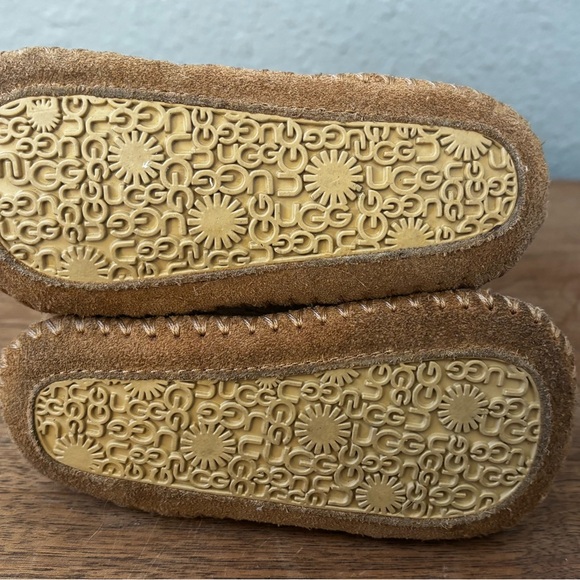 UGG Tan Baby Booties with Cream Lining Size 5 - Picture 7 of 11